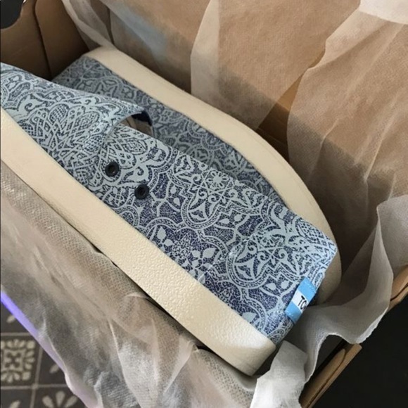 Women’s Toms size 8.5 - Picture 2 of 3